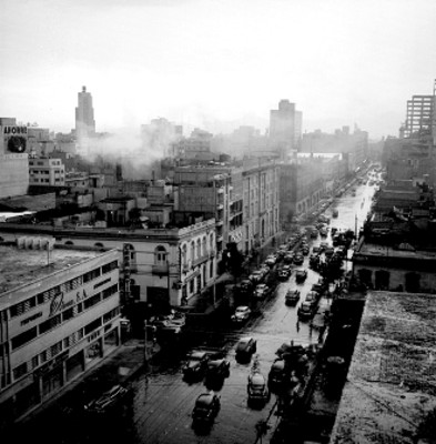 Edificio público visto a través de una ventana