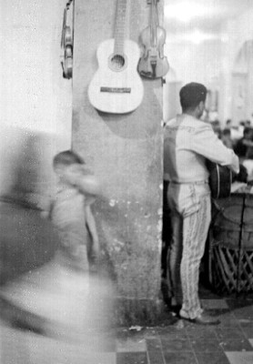 Músico toca la guitarra en un portal
