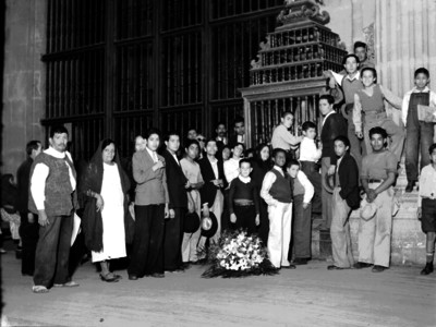 Gente en el interior de la Catedral de México, retrato de grupo