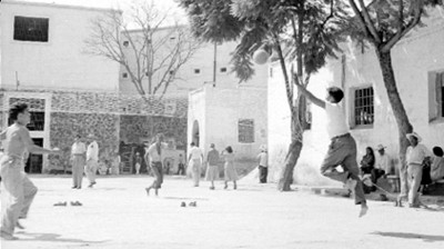 Presos juegan en el patio de la penitenciaría