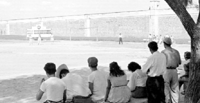 Presos practican deportes en las instalaciones de la penitenciaría