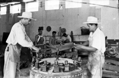Reos manipulan maquinaria en un taller