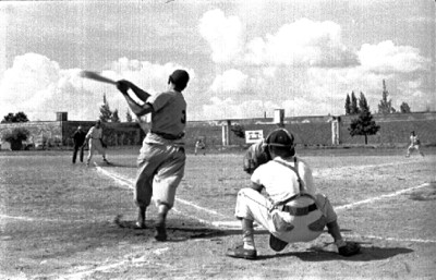 Reos juegan beisbol en el campo de la prisión