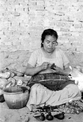 Mujer fabrica artesanía en un taller