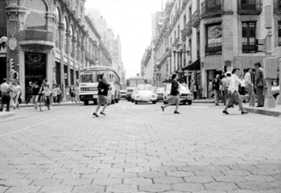 Gente transita por una calle de la ciudad
