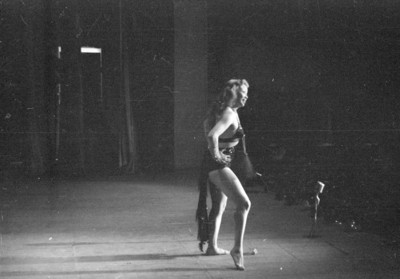 Vedette baila en escenario de un cabaret