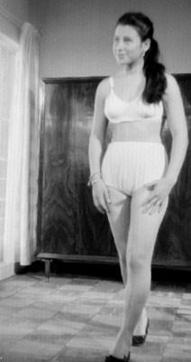 Mujer con ropa interior, retrato