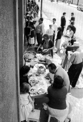 Puesto de comida junto a una urna electoral