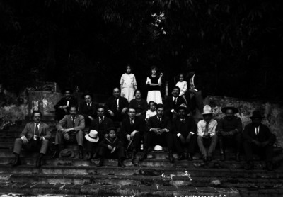 Genovevo de la O. Jiménez con varias personas en las escaleras de un parque, retrato de grupo