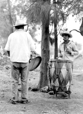 Músicos tocan en un poblado