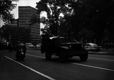 Militares en un vehículo circulando por Paseo de la Reforma durante el traslado de los restos de Santos Degollado a la Rotonda de los Hombres Ilustres
