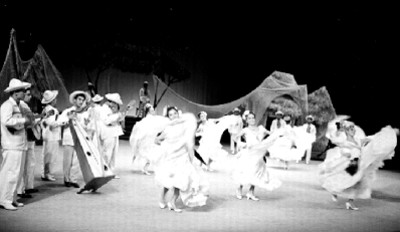 Bailarines realizan una coreografía con elementos de la danza popular veracruzana
