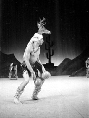 Bailarín interpreta a un venado durante una presentación