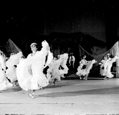 Bailarines realizan la coreografía Redes