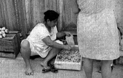 Mujer indígena vende en una calle