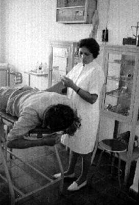 Enfermera inyecta a indígena