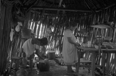 Mujer cocina en el interior de una vivienda