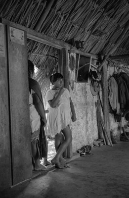Mujeres indígenas a la entrada de una casa de bajarenque