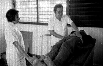 Médico revisa a paciente en un consultorio