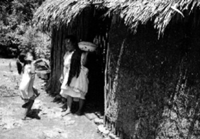 Indígenas mayas en la puerta de una casa