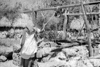 Mujer indígena saca agua de un pozo