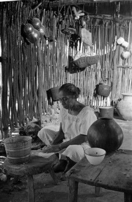 Mujer indígena hace tortillas