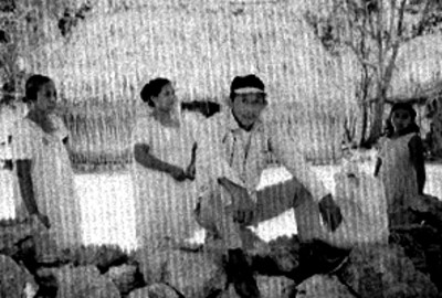 Hombre y mujeres cerca de una rocas, retrato