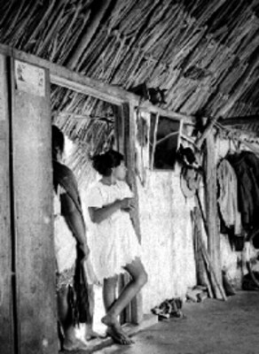Mujeres mayas en la puerta de una vivienda