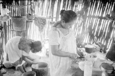 Mujeres indígenas preparan comida