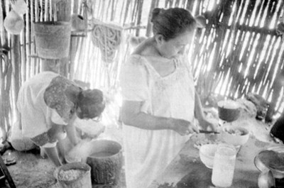Mujeres mayas realizan comida en una vivienda