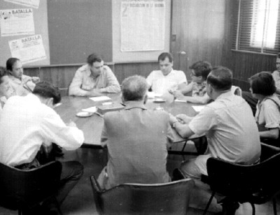 Secretario de Educación con funcionarios durante junta