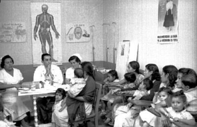 Parsonal médico imparte curso sobre salud a mujeres con niños