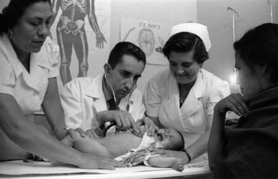 Médico ausculta a niño