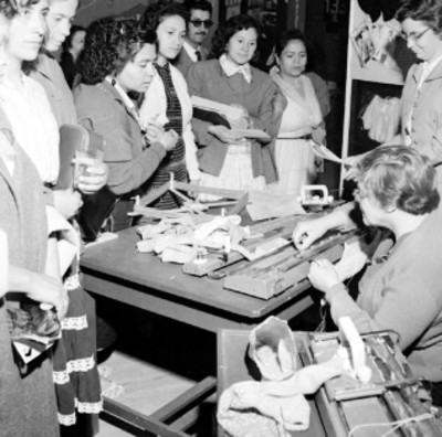 Mujeres en una clase de costura
