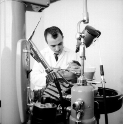 Dentista examina a niño