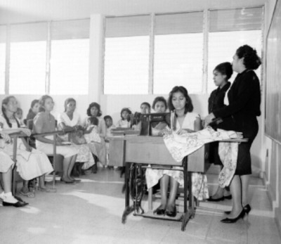 Mujeres en un curso de costura