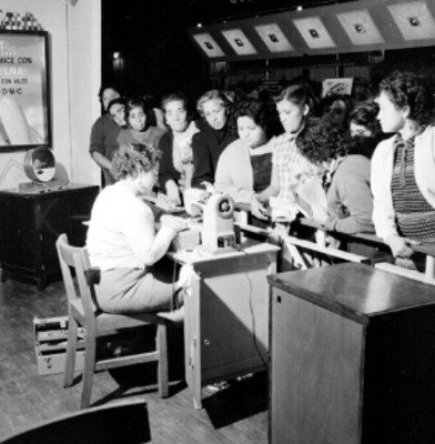 Mujeres en un taller de costura durante capacitación