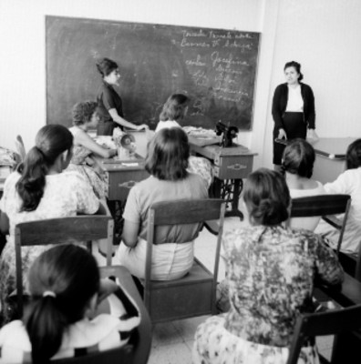 Mujeres en un taller de costura durante capacitacion