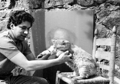 Rafael Coronel con un gato