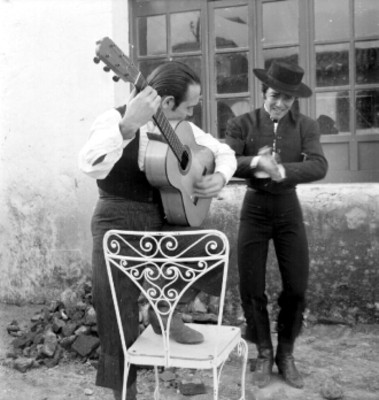 Roberto Iglesias y guitarrista interpretan flamenco