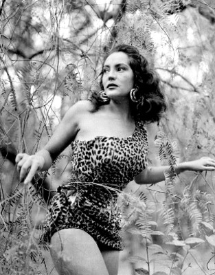 Gloria Mestre entre las ramas de un árbol, retrato