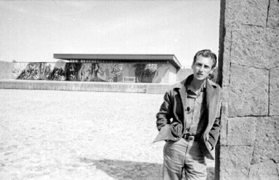 Arnold Belkin reclinado de una pared, retrato