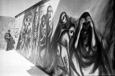 Arnold Belkin junto a pintura mural