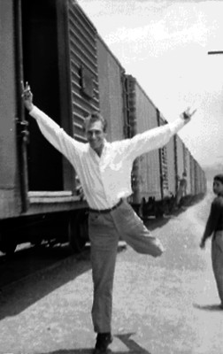 Arnold Belkin en el patio de una estación de ferrocarril