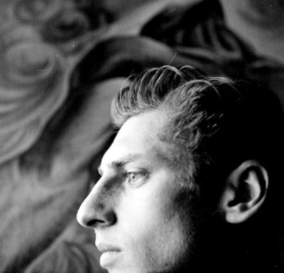 Arnold Belkin junto a una pintura, retrato