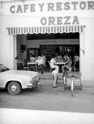 Juan de la Cabada y gente en la cafetería Oreza