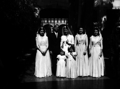 Hijo de Doria Paz, su novia y las damas de honor en su boda, retrato de grupo