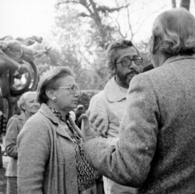 Raquel Tibol en conversación con dos hombres durante homenaje luctuoso de David Alfaro Siqueiros en la Rotonda de los Hombres Ilustres