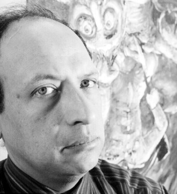 Ernesto López Bocanegra cerca de una pintura de caballete