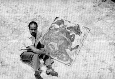 Satish sostiene una pintura, retrato